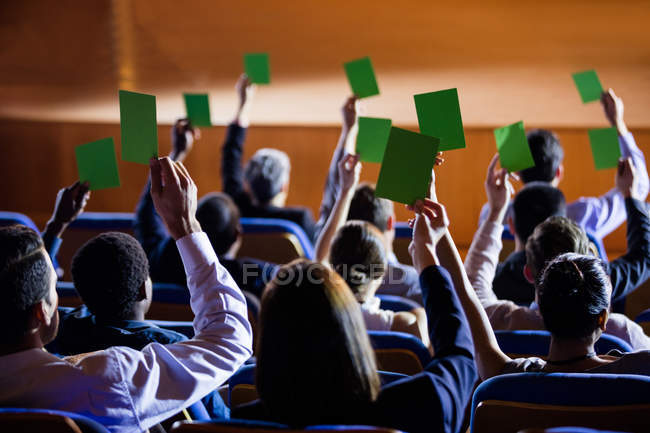 Задний план бизнес-руководителей, демонстрирующих одобрение, поднимая руки в конференц-центре — стоковое фото