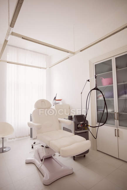 Пустой кабинет стоматолога с оборудованием в интерьере стоматологической клиники — стоковое фото