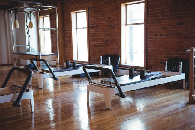 Equipamento desportivo no interior vazio estúdio de fitness — Fotografia de Stock