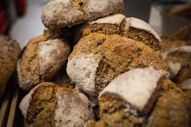 Крупный план собственного хлеба на булочной стойке в супермаркете — стоковое фото