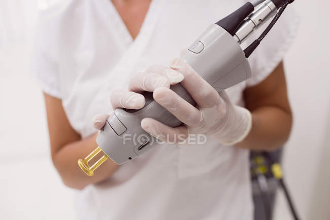 Close-up de médico segurando epilator eletrônico na clínica — Fotografia de Stock