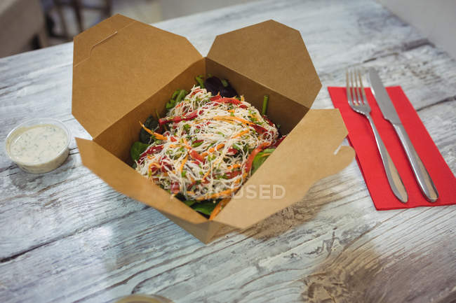 Salade de légumes frais et sains sur table en bois avec fourchette et couteau — Photo de stock