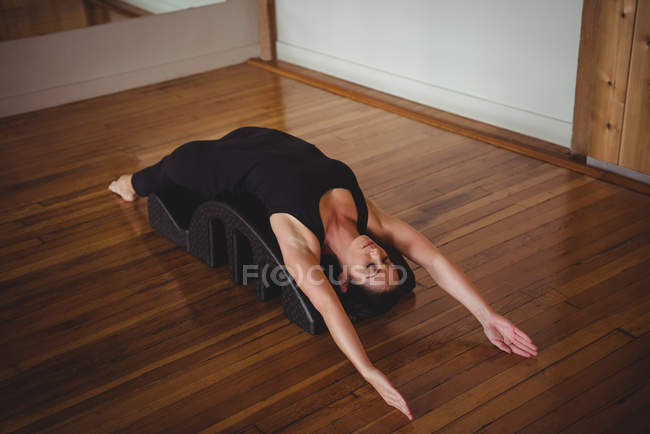 Mulher saudável exercitando com ioga arco traseiro no estúdio de fitness — Fotografia de Stock
