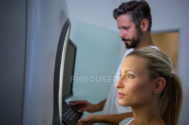 Жінка отримує естетичне лазерне сканування в клініці — стокове фото