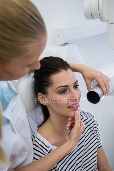 Dentist taking female patient teeth x-ray in clinic — Stock Photo