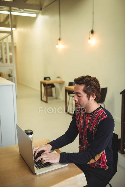 Людина використовує ноутбук у кав'ярні — стокове фото
