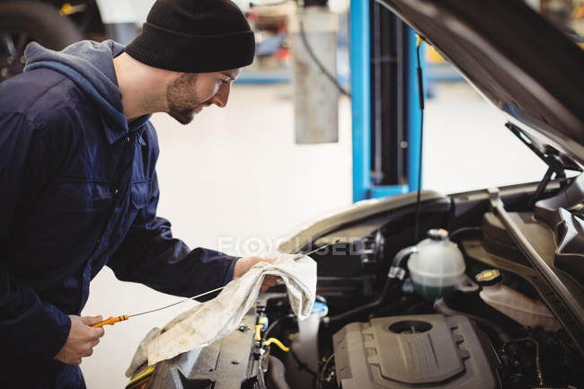 Mechanic servicing a car at repair garage — Stock Photo