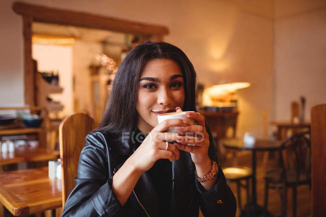 Ritratto di donna che beve caffè in caffetteria — Foto stock