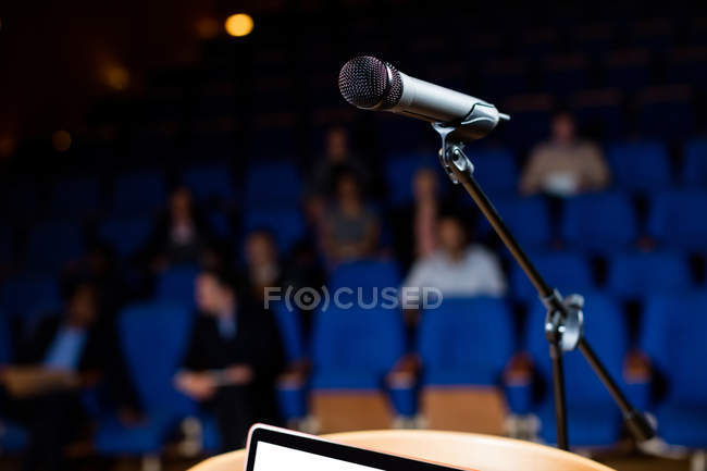 Close-up de microfone no centro de conferências — Fotografia de Stock