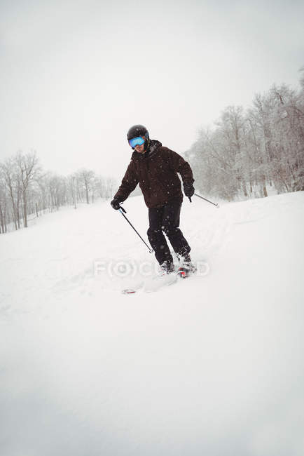 Людина катається на лижах вниз по горі — стокове фото