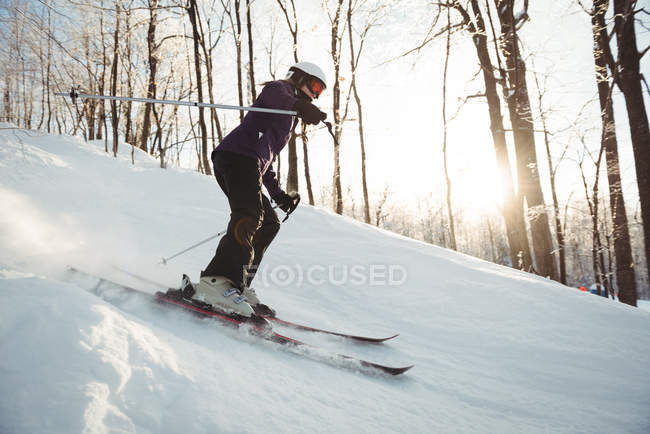 Гірськолижний спорт на снігу покритий пейзаж взимку — стокове фото
