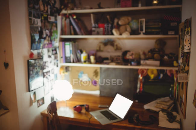 Vue de la salle d'étude vide avec ordinateur portable — Photo de stock