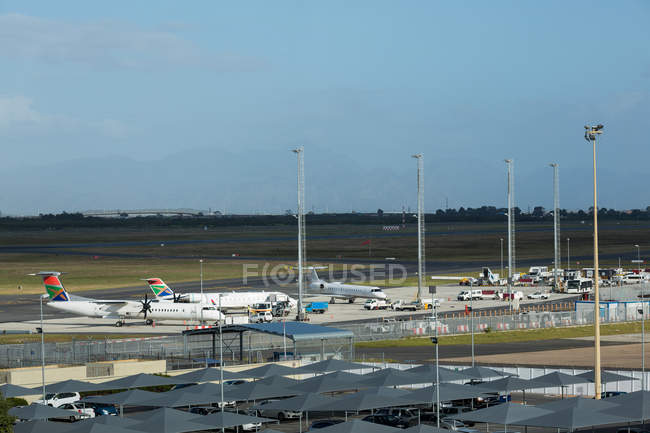 Blick auf Flugzeuge am Stand im Terminal — Stockfoto
