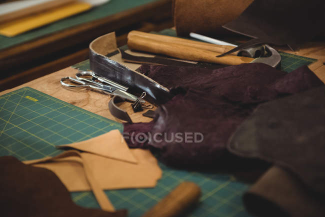 Peça de couro na mesa na oficina, close-up — Fotografia de Stock