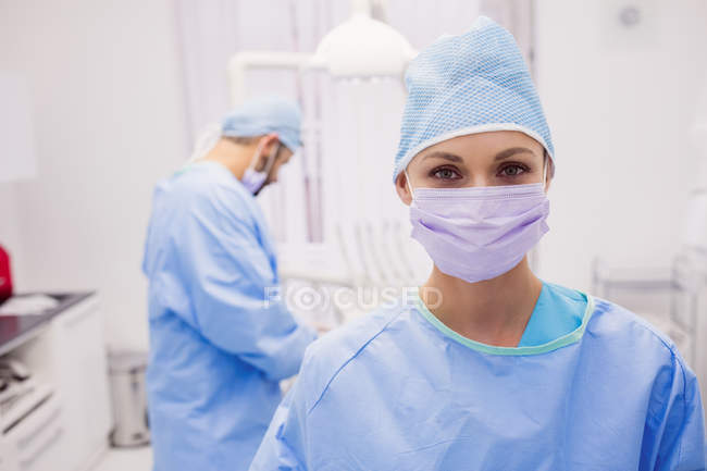 Retrato de dentista feminino olhando na câmera na clínica odontológica — Fotografia de Stock