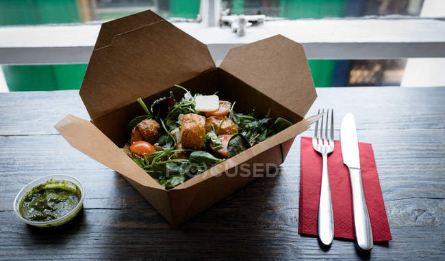 Close-up de salada com garfo e faca na mesa no café — Fotografia de Stock