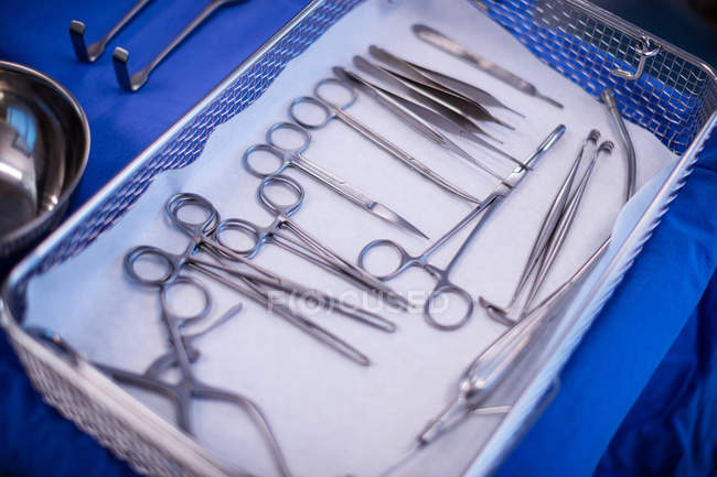 Varias herramientas quirúrgicas guardadas en una mesa en el quirófano del hospital - foto de stock