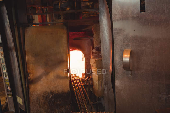 Vetro riscaldato nel forno soffiatori in fabbrica di soffiaggio vetro — Foto stock