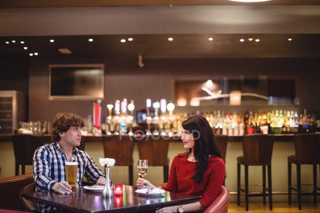 Paar trinkt gemeinsam in Restaurant — Stockfoto