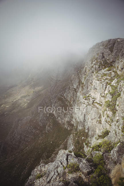 Bella vista della catena montuosa con nuvole di nebbia — Foto stock