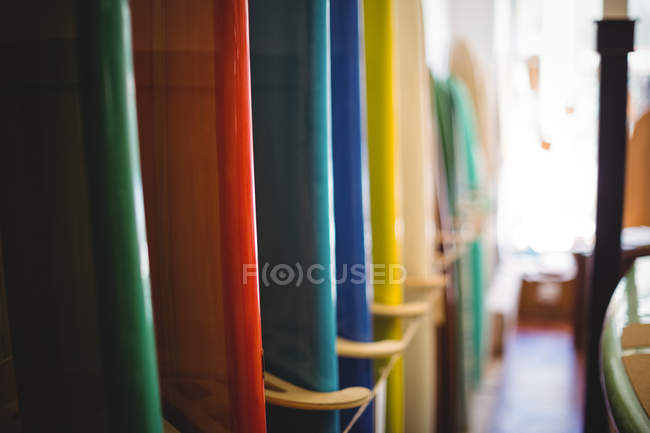Барвисті дошки для серфінгу, розташовані в інтер'єрі магазину — стокове фото