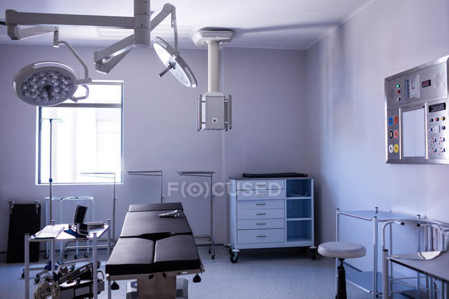 Equipos y dispositivos médicos en quirófano moderno en el hospital - foto de stock