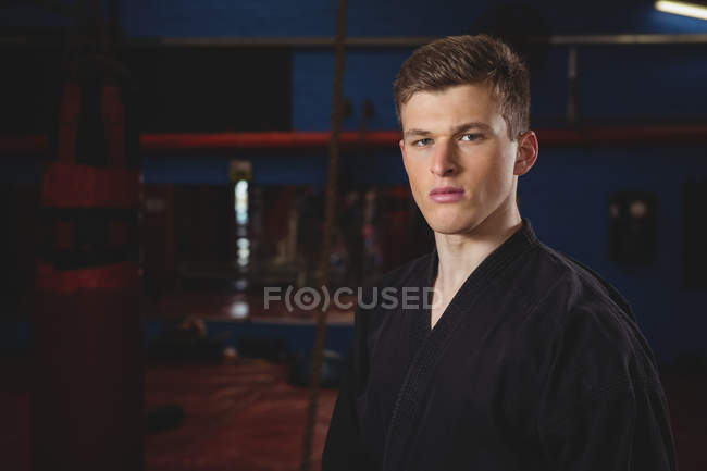 Портрет игрока в карате, стоящего в фитнес-студии — стоковое фото