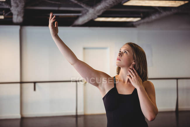 Giovane donna che pratica danza in studio di danza — Foto stock
