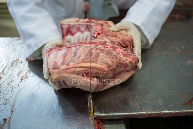Крупним планом м'ясорубка різання м'яса з м'ясорубкою — стокове фото