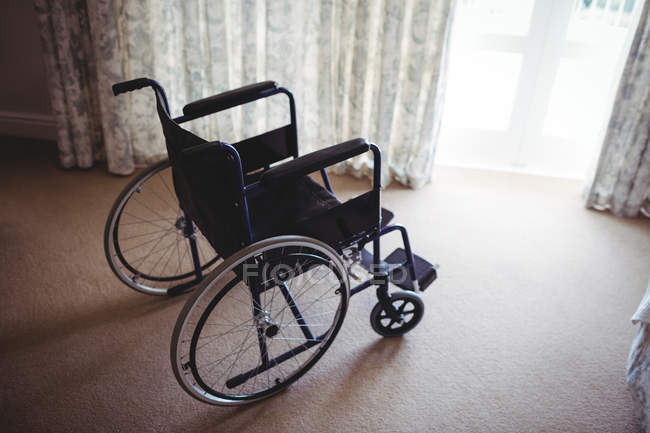 Пустой инвалидное кресло в спальне на дому — стоковое фото