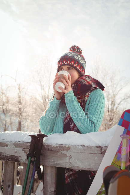 Mulher esquiador tomando café em estância de esqui — Fotografia de Stock