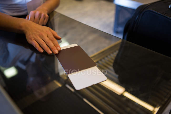 Посадочный талон и паспорт на столе в терминале аэропорта — стоковое фото