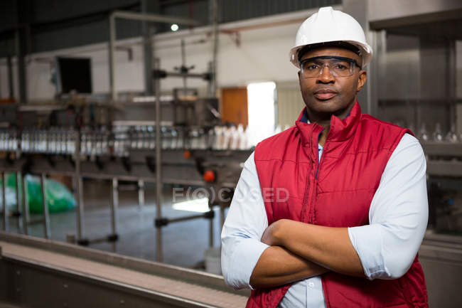 Retrato del empleado varón seguro parado en la fábrica del jugo - foto de stock