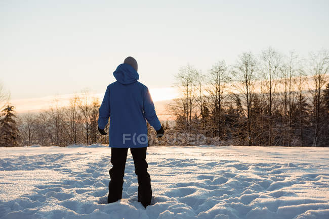Mann steht auf schneebedeckter Landschaft — Stockfoto