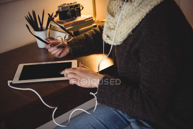 Frauen hören zu Hause Musik auf digitalem Tablet — Stockfoto