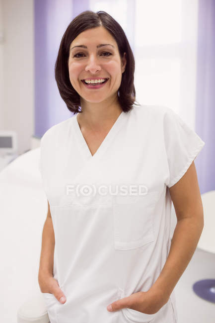 Portrait de dermatologue debout en clinique — Photo de stock