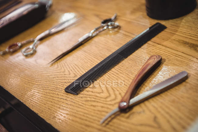 Varias herramientas de peluquería en tocador en la peluquería - foto de stock