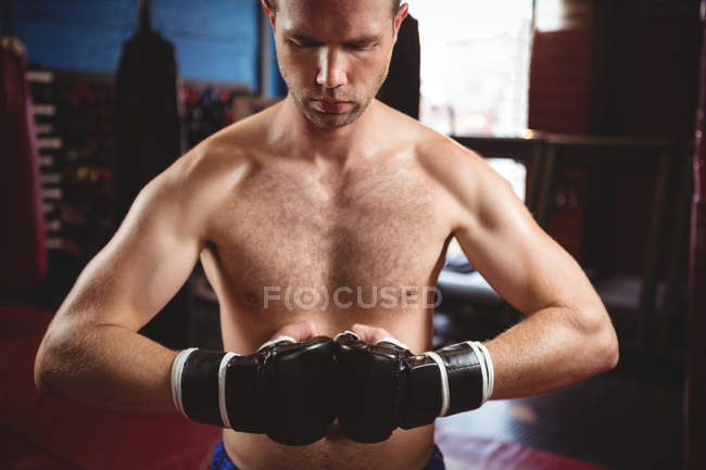 Boxer performing boxing stance in fitness studio — Stock Photo