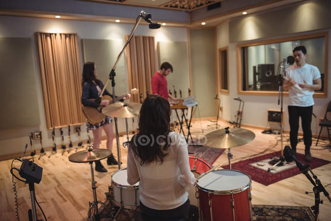 Музыкальная группа выступает в студии звукозаписи — стоковое фото
