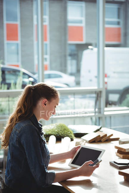 Business Executive utilisant tablette numérique et téléphone portable au bureau — Photo de stock