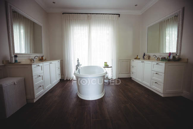 Salle de bain vide avec baignoire et coffre de salle de bain à la maison — Photo de stock