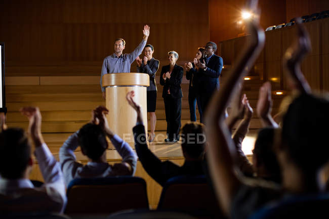 Зрители аплодируют спикеру после презентации конференции в конференц-центре — стоковое фото
