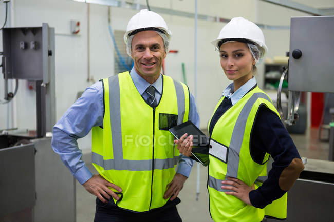 Portrait de techniciens avec tablette numérique à l'usine de viande — Photo de stock