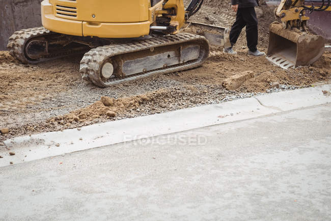 Bulldozer enlever la boue sur le chantier de construction — Photo de stock