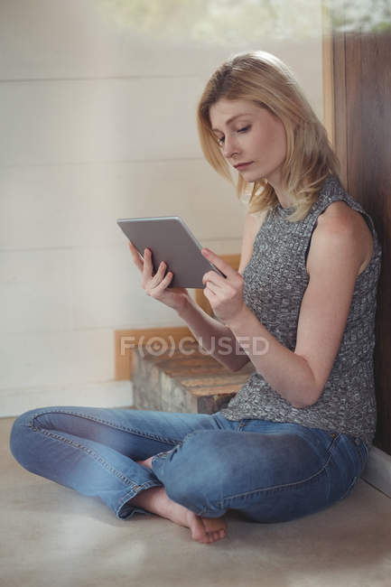 Bella donna che utilizza tablet digitale a casa — Foto stock