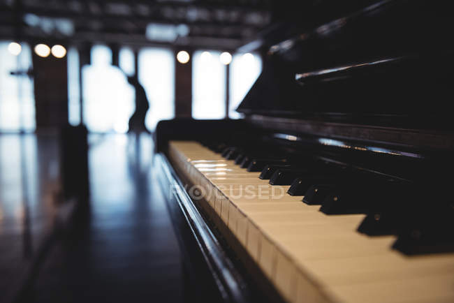 Gros plan des touches de piano dans le studio de danse — Photo de stock