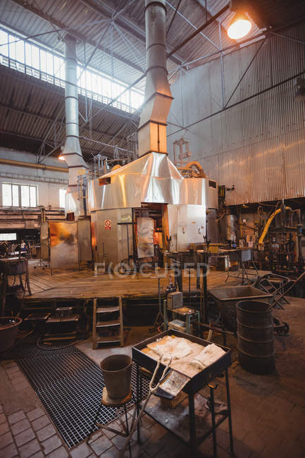 Poste de travail vide et souffleurs de verre four à l'usine de soufflage du verre — Photo de stock
