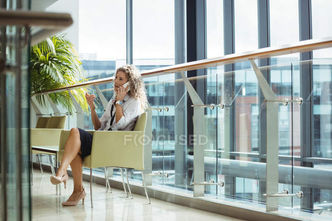 Geschäftsfrau telefoniert auf Büroflur — Stockfoto
