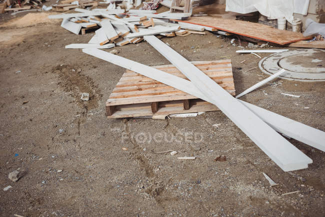 Длинные деревянные доски на стройплощадке — стоковое фото