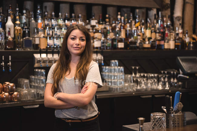 Ritratto di barista donna fiduciosa al bancone del bar — Foto stock